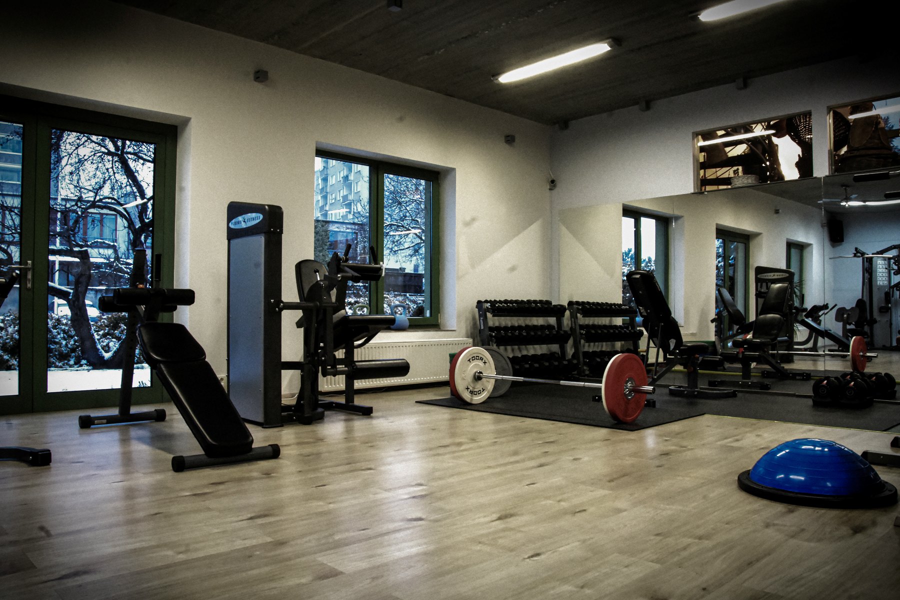Světlý tréninkový prostor fitness FORMEETO v Praze-Libuši